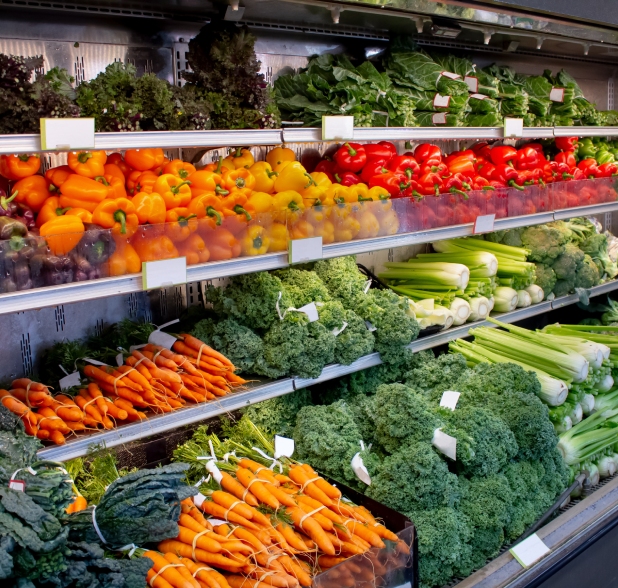 Légumes frais colorés en étagère